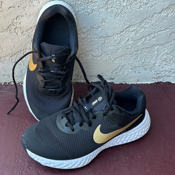 Nike shoes - Picture 4 of 5